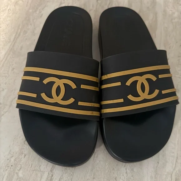 CHANEL CC Logo Rubber Slide Sandals Navy Gold | Size 38 (US 7.5–8) - Picture 2 of 7